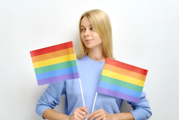 レインボーフラッグを持つ女性