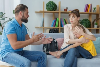 親権争いをする男女